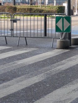 Vorschriften und Normen für Sicherheitsbarrieren