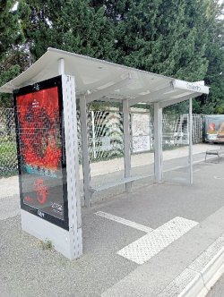 The abribus as a hub for urban services