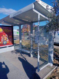 1. Quelle est la différence entre un abribus et une aubette ?