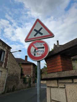 Quelle différence entre signalisation verticale et horizontale ?