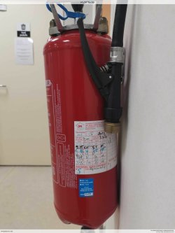 Étiquette de maintenance apposée sur un extincteur après vérification