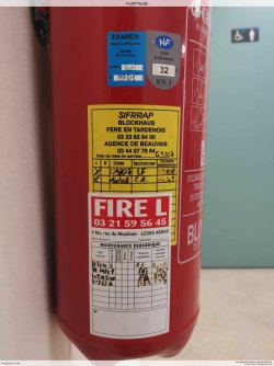 Marquage NF et dates de vérification sur l'étiquette d'un extincteur