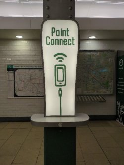 Cos'è un punto di ricarica per telefoni cellulari?