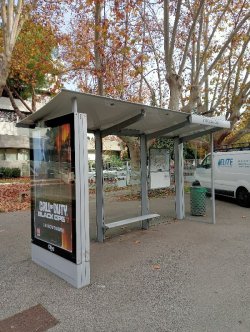 6. Mag men een bushalte op een willekeurige plek op een trottoir installeren?