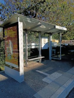Quem fabrica os abrigos de ônibus na França?