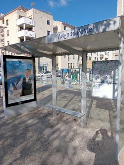 2. Quem é responsável pela manutenção dos abrigos de ônibus em uma comunidade?