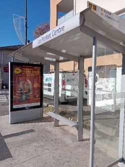 Como os abrigos de ônibus são financiados nas cidades?